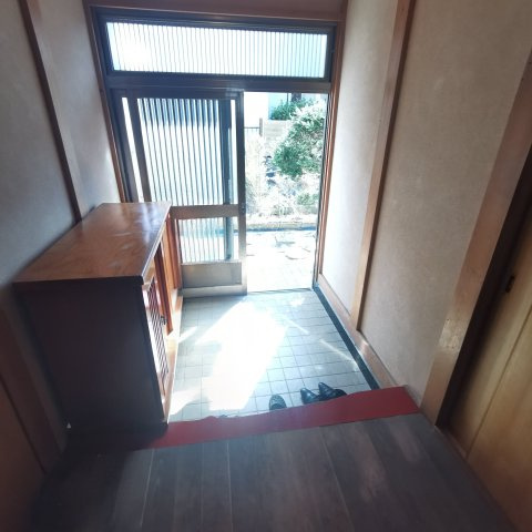 毎日の“ただいま”が心地よい、明るく開放的な玄関　