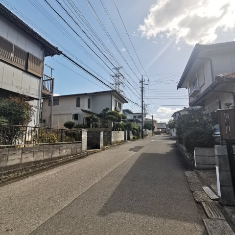 広さと静けさを兼ね備えた前面道路　