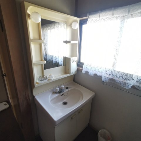 鏡に向かう時間が、少しだけ丁寧になる。身支度を整えるその瞬間に、暮らしの質が見えてきます　