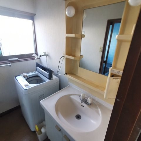 スキンケアもドライヤーも、必要なものがすべて手の届くところに。たっぷり収納で、使うたびに整う洗面台です　