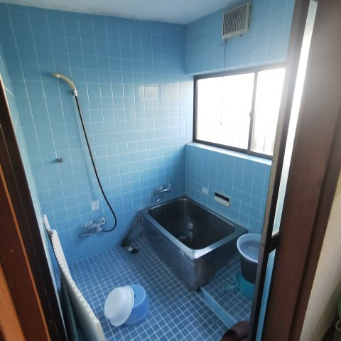 扉を閉めた瞬間、まるで静かな温泉地に来たような気持ちに。毎日のお風呂が、特別なひとときへと変わります　