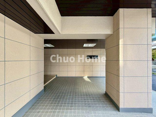 【エントランス】マンションのエントランスは、その物件の印象を決める、顔とも言える場所です。毎日通る場所ですからきれいなのが一番です。