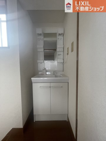 独立洗面台、小物を置くことができて便利です