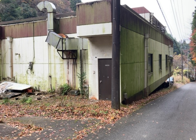 家を建てる場合、方位は要チェックです。現実的に日当たりのよい家ならばリビングは南側、建築基準法でも北側に当たる家への配慮は求められています。土地を見学に行く際は、方位磁針を持って行くようにしましょう。