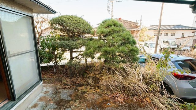 大きな掃き出し窓から庭の緑を望む和室。畳の上で日向ぼっこを愉しめる、陽だまりの空間です。