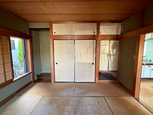 1階和室。畳の香りに癒されながら、ゆったりと寛げる「和み」の空間です。