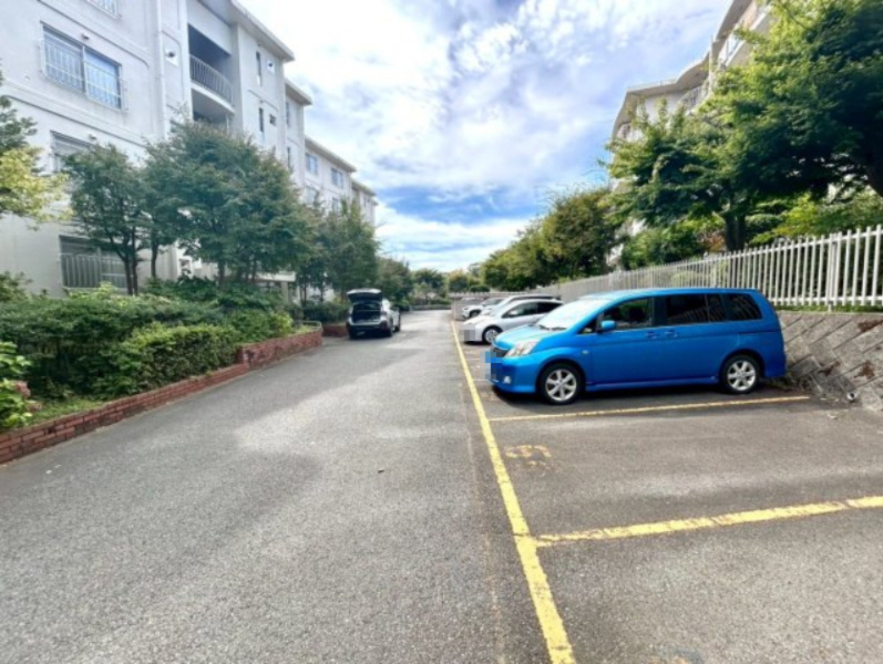 駐車場と明記されていても、最小スペースでつくられた駐車場だと大型車は駐車できなかったり、出入りしにくくなったりする可能性があります。お車のサイズと購入したい物件の駐車場のサイズを現地で確認しましょう。
