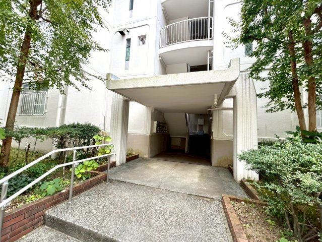 マンションのエントランスには、もともと風よけや防犯の役割がありますが、マンションによって宅配ボックスなどの設備が備わっている所もあります。日々の生活をイメージしながら生活しやすさをチェックしましょう。