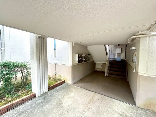 エントランス付近に設置されている集合ポストは、住んでいる部屋と離れているため、ポストをあさるなど誰かに何かされていても被害に気づきにくいです。入居する時には他人に特定されにくい番号で鍵をかけましょう！