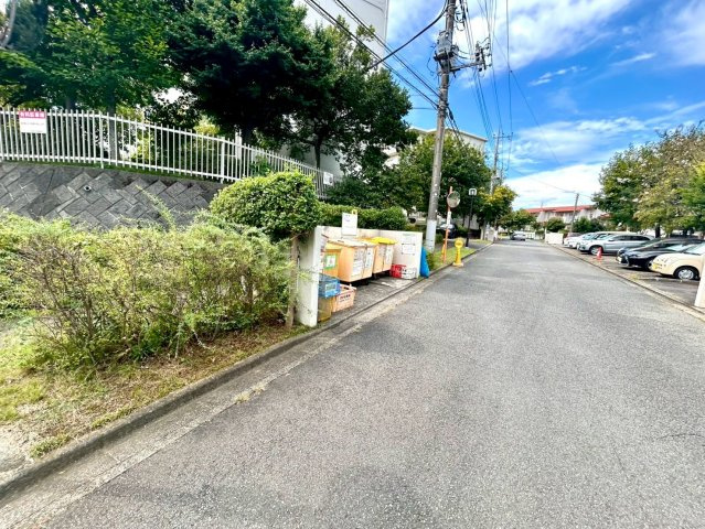 共用部分は、一棟の建物に住む区分所有者全員が共同で所有するとし、共用部分の管理、補修などは、区分所有者で形成される管理組合が行います。個人の判断で勝手に変更することはできませんので覚えておきましょう。