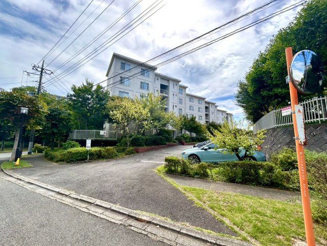 物件によっては、入居者が個人的に使用できる専用庭がついているものもあります。また、住宅の中にある土間の部分を庭と呼ぶこともあります。庭の用途は住む人によって変わり、それによってデザインもさまざまです。