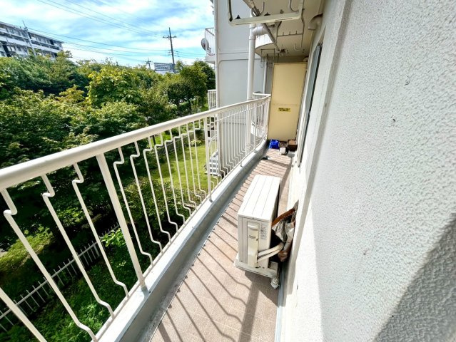 一般的なバルコニーは、奥行1.5ｍ程ですが、ワイルドバルコニーは2ｍまで広がっています。そのため洗濯物の間隔をあけ干すことができ、乾きやすいというメリットや、ガーデニングが楽しめる等の特徴があります。