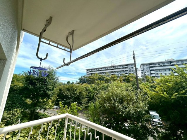 眺望の良さを楽しめるダイニングキッチンで家族団らんの時間を過ごしてはいかがでしょうか。バルコニーから見える景色を家族で眺める時間は、時間が経つのを忘れてしまいそうですね。是非、現地を見に行きましょう！