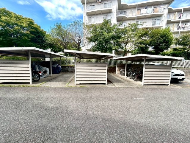 マンションの駐輪場は、事前に空きがあるか確認を取ると安心です。せっかく入居したのに駐輪スペースがない！なんてことになったら大変ですよね。そこで、内見時や購入前にはまず事前に確認しておくと良いでしょう。