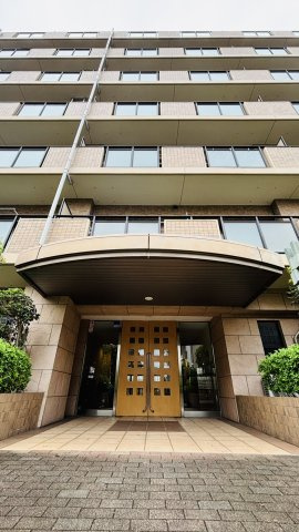 共用玄関は重厚感の扉となっております。管理が行き届いており、入口から清潔感がございます。