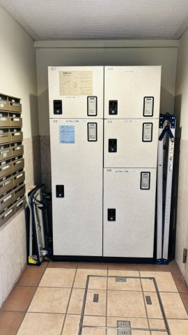 宅配ボックスは設置済み。お仕事などでお忙しい日常でもお荷物のお受け取りも安心ですね。