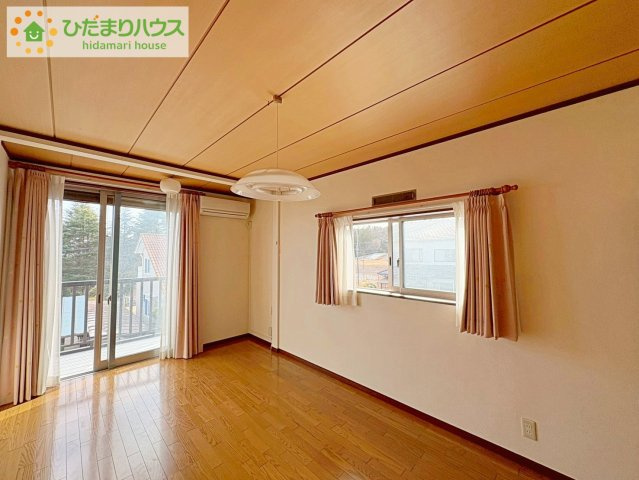 バルコニーに面していて、たっぷり光りの入る明るい主寝室です！