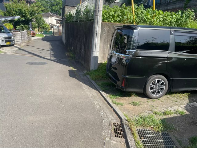 住宅用の土地では前面道路に2m以上接していなければならないと法律で定められています。しかし、お持ちの車のサイズやライフスタイルなどにより、2mでは利便が悪い場合もございますので、事前に確認しましょう。
