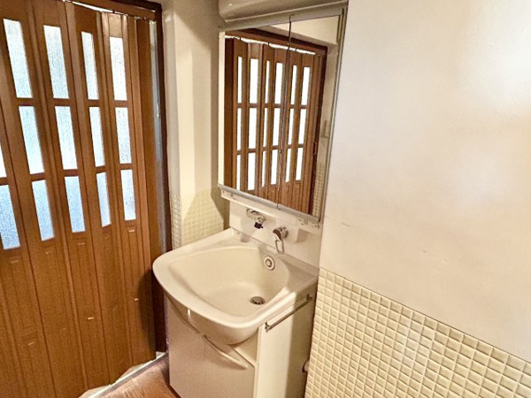 【四軒家住宅の独立洗面台】