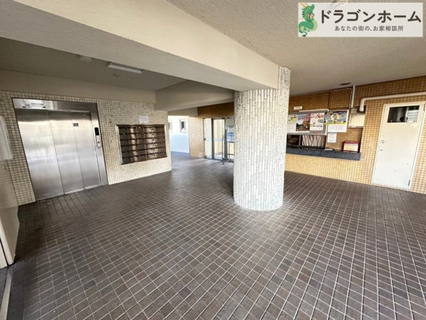 【四軒家住宅のエントランス】