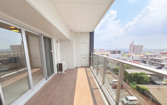 奥行きのあるバルコニーは、リビングとつながる開放的な空間です。前面には遮る建物が少なく、広々とした眺望と心地よい風を感じられます。天気の良い日には椅子やテーブルを置いて読書やティータイムを楽しめます。