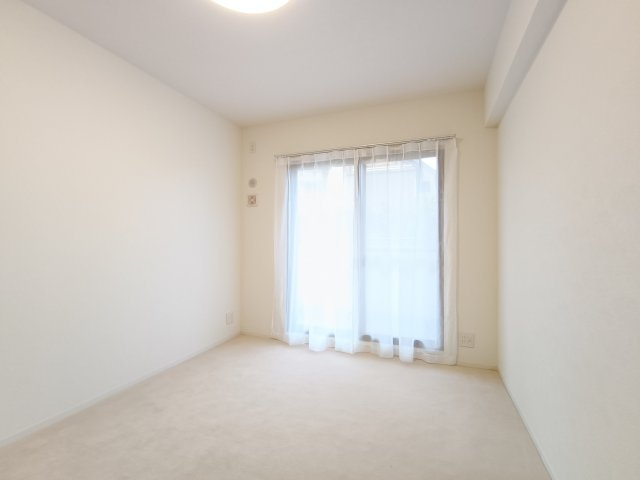 【洋室約6帖】　バルコニーに面した明るいお部屋です。陽気に楽しみ、やすらぐ室内。