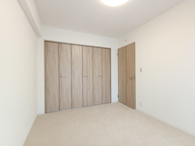 【洋室約6帖】　お部屋の建具はウッドテイストでまとめられており、様々なテイストの家具に調和します。