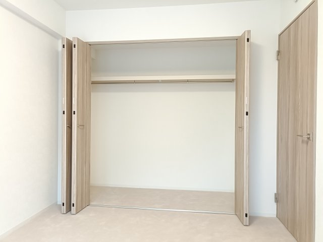 【洋室約6帖　収納】　ワイドなクローゼットを備え、衣類などをたっぷり収納可能。
