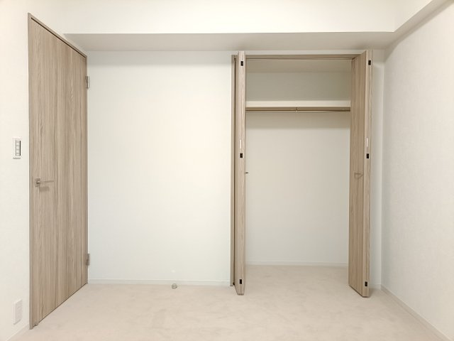 【洋室約6.1帖　収納】　全ての居室に収納と窓を備えており、過ごしやすい空間となっています。