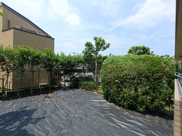 【専用庭】　約43？、明るく開放的な専用庭。夏にはお子様の水遊びの場にも◎　