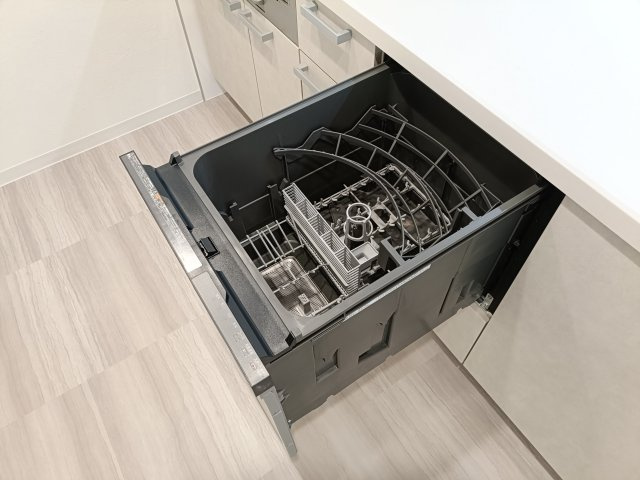 【食洗機】　食器の後片付けに便利な食器洗浄乾燥機を標準装備。ビルトインタイプなので見た目もスッキリ、特に共働き世帯のご家族には必需品です。