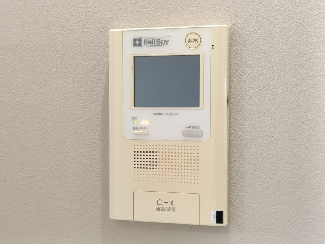 【モニター付きインターホン】　来訪者を確認できるＴＶモニター付インターホンでセキュリティ面にも配慮。あると安心感があります。　