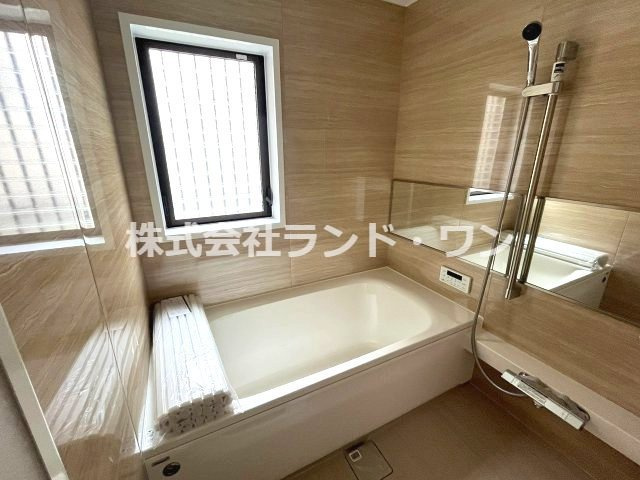 一日の疲れを癒してくれるゆったりとしたバスルームです
