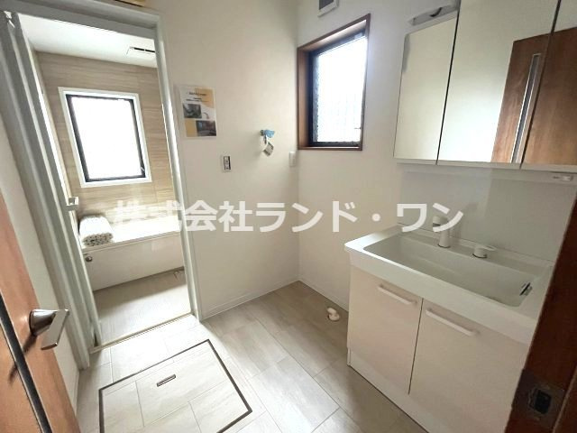 三面鏡タイプ　鏡裏は収納になっています