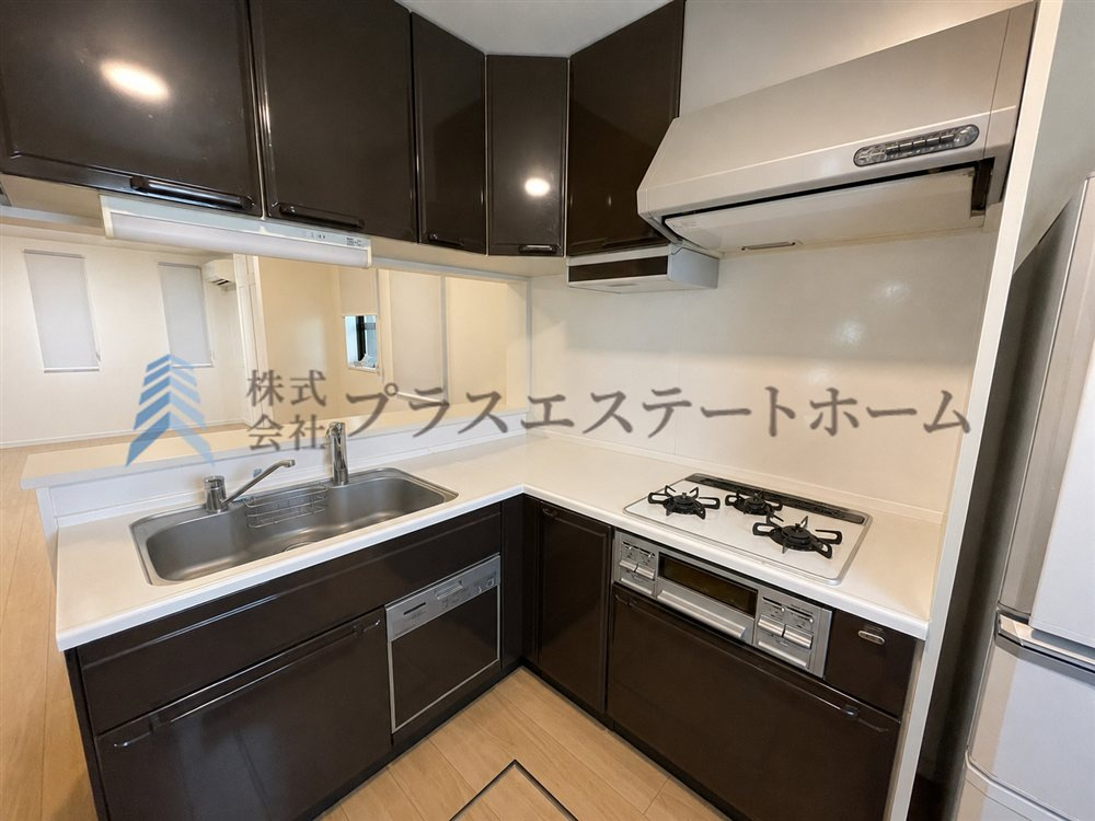 L字キッチンは効率的な調理が可能♪※画像は実際の写真に家具・調度品を消去するAI加工を施しています