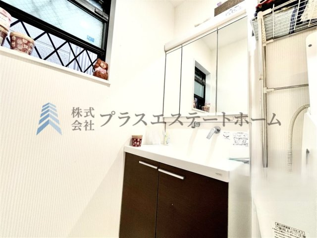 鏡裏とボウル下に収納スペースがあり、散らかりがちな洗面所もすっきりとお使いいただけます