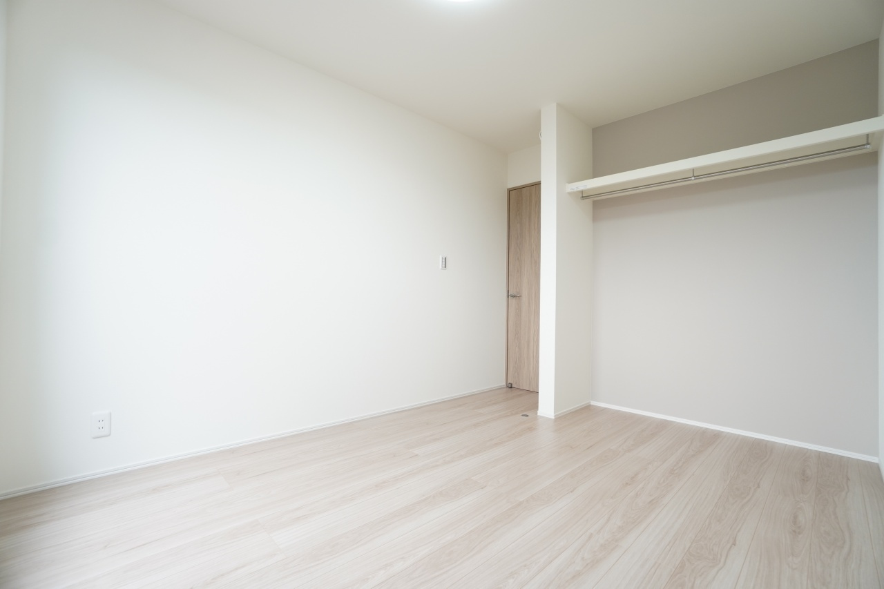 2階6帖洋室。オープンクローゼットを採用、部屋の広さを最大限活用できます！※類似物件の参考画像です。