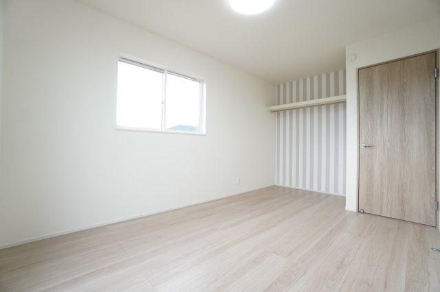 2階7帖洋室。広々したオープンクローゼットを採用しています。※類似物件の参考画像です。