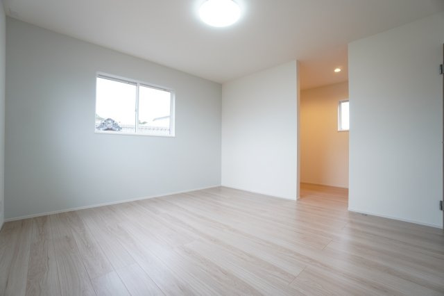 2階8帖洋室。主寝室として使われることが多いWICがあるお部屋です。※類似物件の参考画像です。