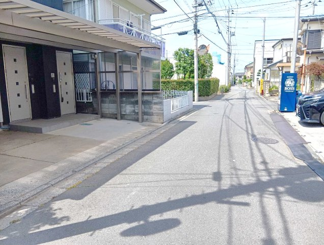 【前面道路】　3路線利用可能で通勤・通学に便利なロケーション。　お車でのアクセスもしやすい住環境です。