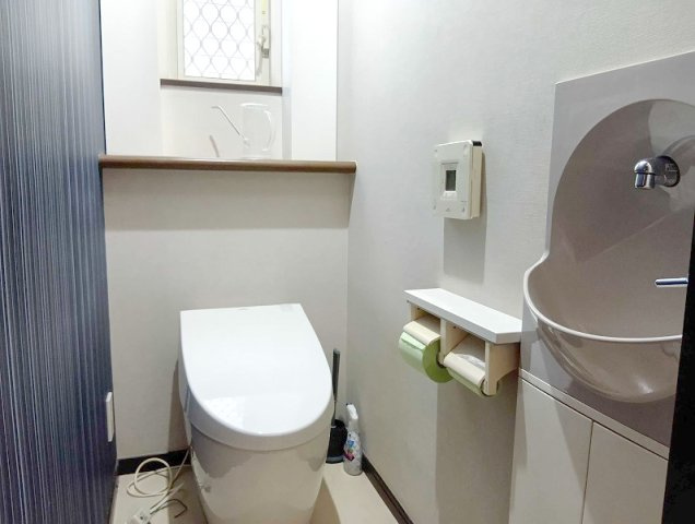 【2Fトイレ】　手洗キャビネット付きで使い勝手の良いトイレです。