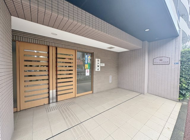 落ち着いた雰囲気のエントランス　エントランス前には歩道があるので小さなお子様も安心です