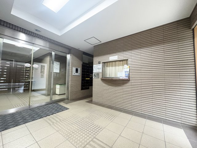管理体制良好です　エントランスホールは綺麗に管理されています　安心のオートロックシステム　宅配ボックスございます