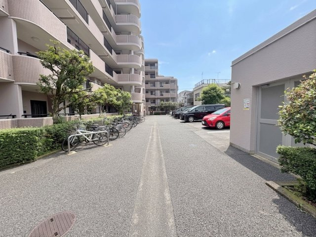 広々と敷地　平置き駐車スペースございます