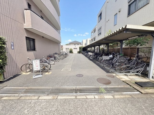 敷地内に駐輪場、バイク置場ございます　ともに無償です
