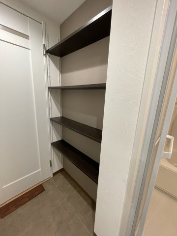 洗面室には備え付け収納棚付き。