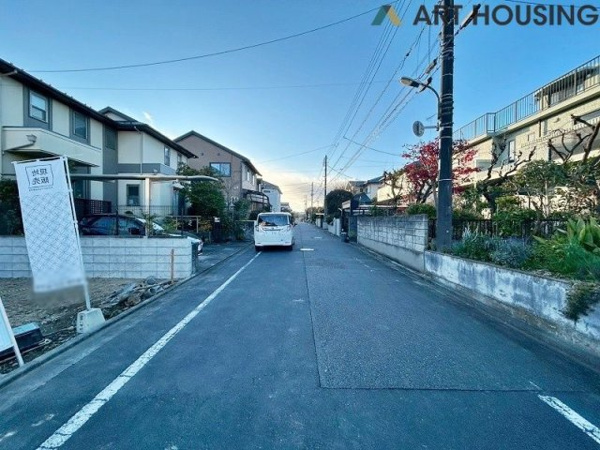【八王子市鹿島　新築一戸建て　2号棟の前面道路含む現地写真】