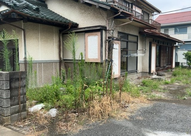 土地の形が極端に長細かったり、狭小地、あるいは道路との高低差がある傾斜地だった場合、後々売ろうとしても買い手がつかない場合もあります。後々、売却することになった時に価値の下がらない土地を選びましょう。