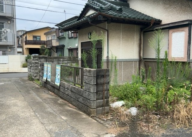 土地の面積＝住宅面積ではありません。建ぺい率の問題などで、土地のある場所によって住宅を建てられる面積は限られています。高さもしかり、「土地」という言葉の中には、建築条件も含まれると考えておきましょう。