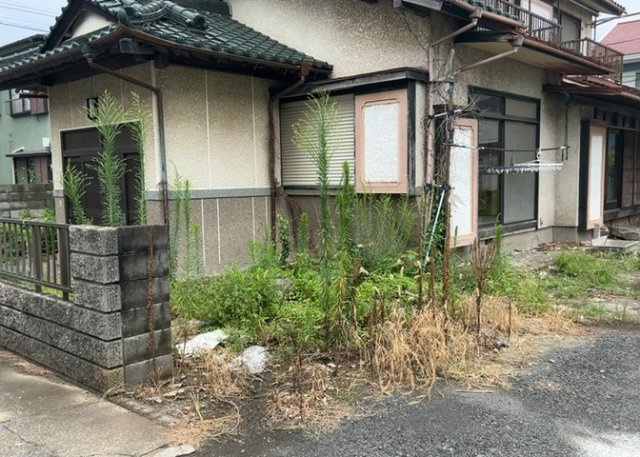 家を建てる場合、方位は要チェックです。現実的に日当たりのよい家ならばリビングは南側、建築基準法でも北側に当たる家への配慮は求められています。土地を見学に行く際は、方位磁針を持って行くようにしましょう。